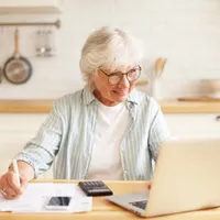 Ajutor la pensie pentru facturi. Ce trebuie să respecte pensionarii, pentru a beneficia de sprijin - Foto: Freepik (Imagine cu rol ilustrativ)