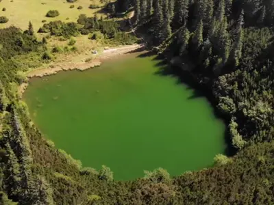 Legenda misteriosului lac „fără fund” din Munții Șureanu: Un balaur trage înotătorii în adâncuri - Foto: Captură video