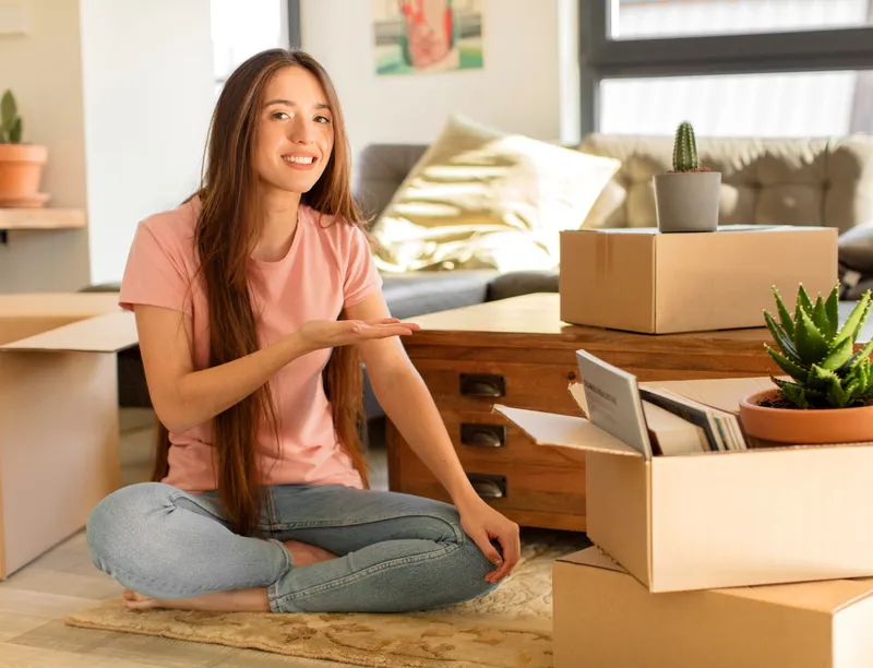 Femeie asambl&acirc;nd mobilă Ikea - Foto: Freepik