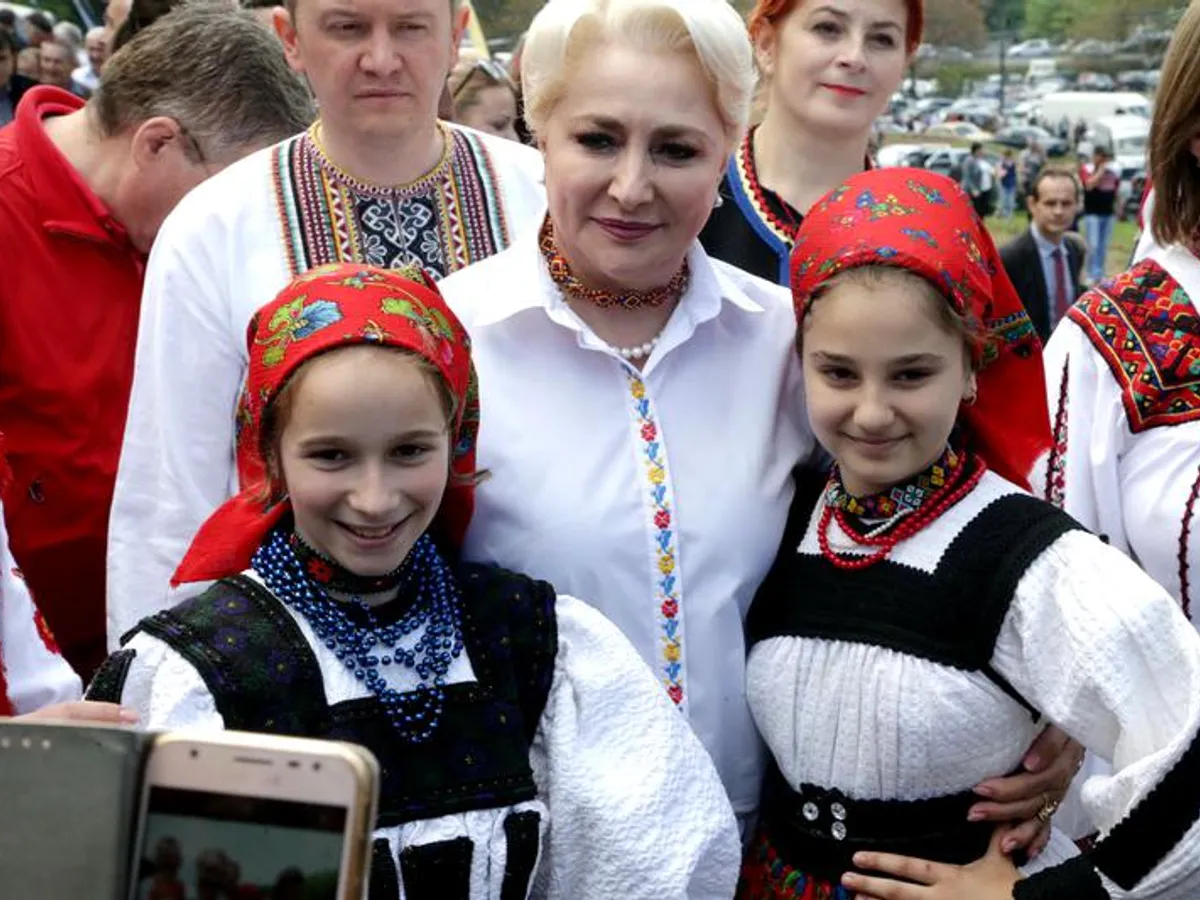 Viorica Dăncilă alături de copii din Țara Oașului/Foto: Libertatea