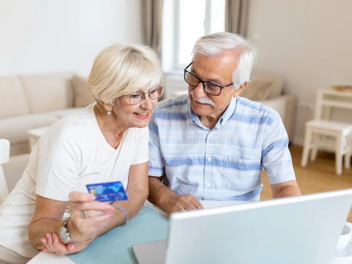 Pensionari cu pensie pe credit - Foto: Freepik