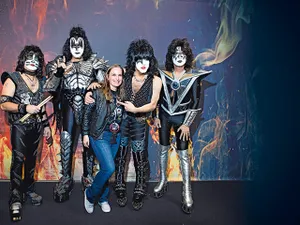 CU TRUPA Solange Margery Bertoglia, fan al trupei, cu KISS. De la stânga: Eric Singer, Gene Simmons, Paul Stanley și Tommy Thayer. Deși prețul pentru vizita în culise a fost mare, ea a spus că a „meritat în totalitate”