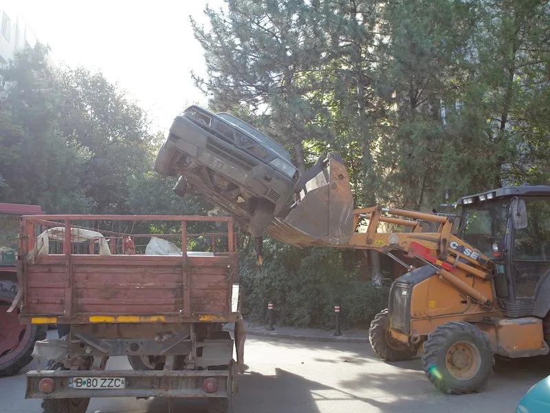 Mașinile abandonate din zona piețelor, depozite pentru contrabandiști Foto: INQUAM Photos/George Călin