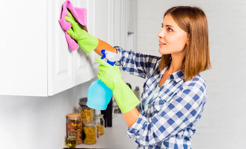 Femeie care face curat - Foto: Freepik (Imagine cu rol ilustrativ)