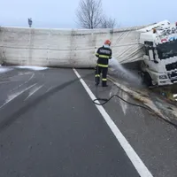 FOTO Trafic blocat pe DN 5 ce un TIR încărcat cu îngrăşământ s-a răsturnat. Când se reia circulația? - FOTO: Centrul Info Trafic