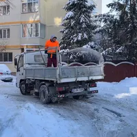 Cum se face deszăpezire „high-tech” în Iași? Se aruncă sare manual, cu lopata, din camionetă - Foto: captură video