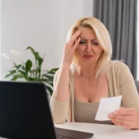 Pensionar primind vești proaste la pensie - Foto: Freepik