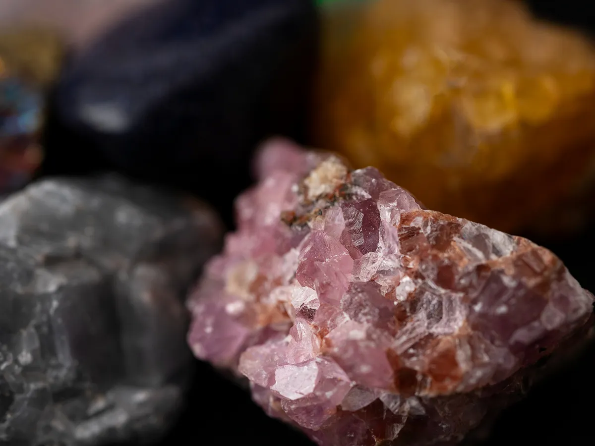 Minerale rare din Groenlanda ar putea fi rafinate în România? Proiect strategic în județul Brașov