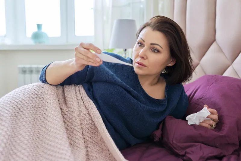 Femeie cu febră - Foto: Freepik (Imagine cu rol ilustrativ)