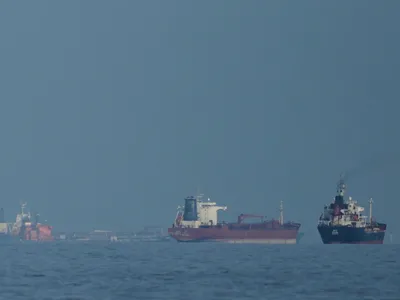 Nave aliniate să intre în Strâmtoarea Ormuz - Foto: Profimedia Images