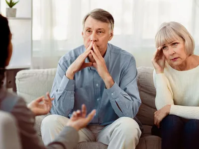 Pensionari la pensie primind explicații - Foto: Freepik