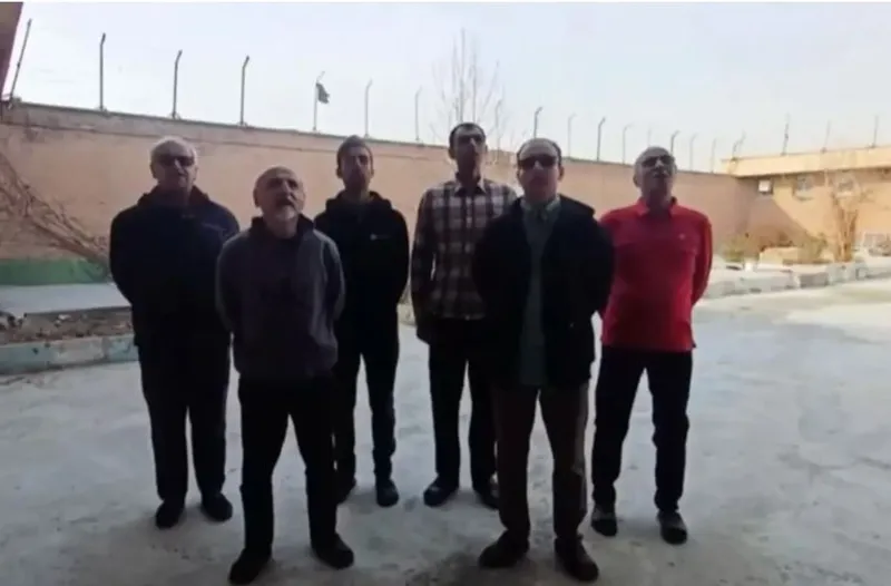 Mujahedini Khalk c&acirc;nt&acirc;nd un imn &icirc;naintea execuției - Foto: PMOI/MEK
