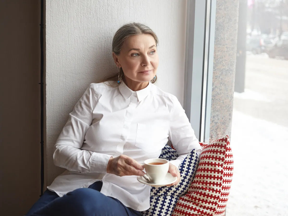 Pensionară gândindu-se la pensie - Foto: Freepik