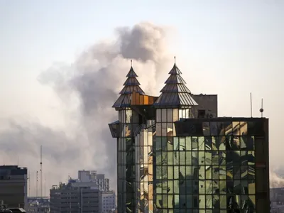 Fumul se ridică peste capitala Iranului, Teheran, în timpul loviturilor aeriene ale Israelului şi SUA - Foto: Profimedia Images