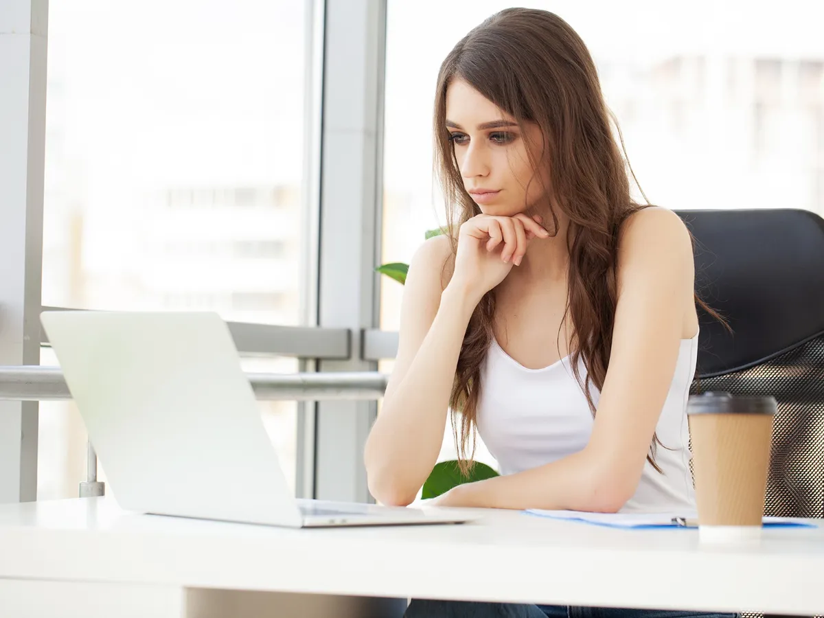 Femeie la birou - Foto: Freepik
