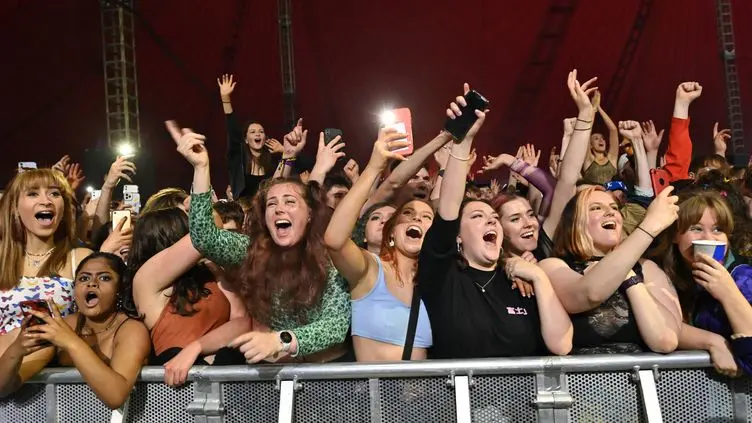 5.000 de persoane fără măști și fără distanțare la un concert-test în Liverpool/FOTO: francetvinfo.fr