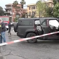 SUV-ul căpitanului lui Lazio Roma, Ciro Immobile, a ajuns daună totală după ce fotbalistul a intrat frontal într-un tramvai în centrul Romei. - Foto: auto-moto.com