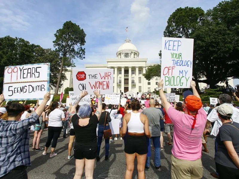 Protest față de adoptarea legii dure anti-avort în Alabama. Sursa: AP Photos