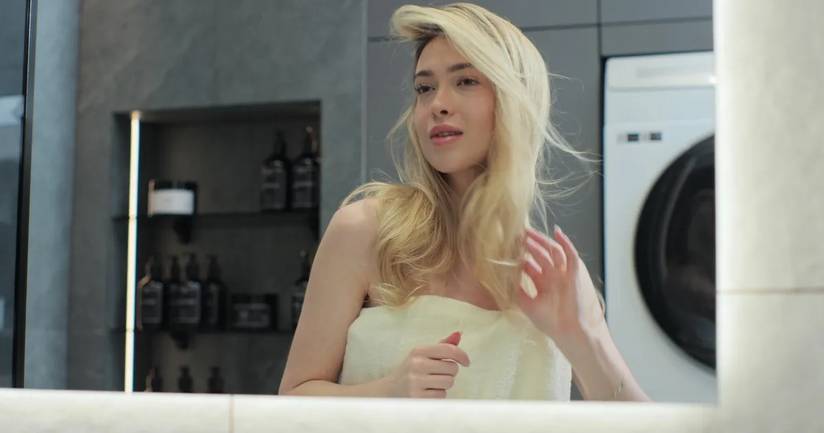 De câte ori pe săptămână trebuie să-ți speli părul. Afectează numărul de spălări căderea părului sau albirea? • Newsweek România