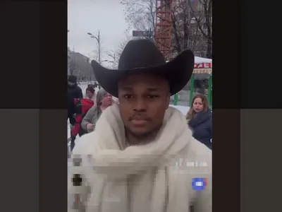 Influencer-ul american „Adonis Live”, reținut de poliție în București - Foto: captură video