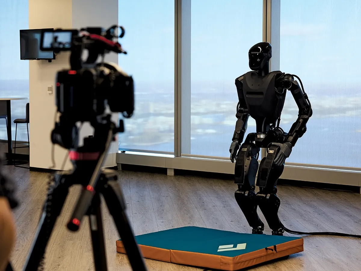 ECHILIBRU Phantom a reușit să stea în picioare fără ajutor pentru câteva momente în timpul vizitei sale la Newsweek, dar s-a prăbușit brusc