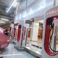 „Probleme”, pentru românii cu mașini electrice Tesla. Plinul la stațiile Supercharger va fi pe bani. - Foto: Profimedia Images