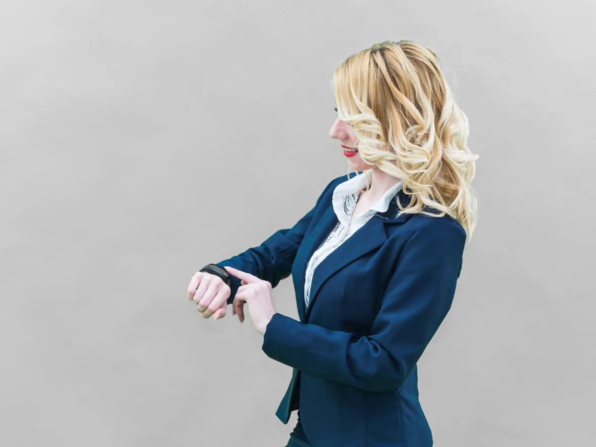 Femeie care se uită la ceas - Foto: Freepik (rol ilustrativ)