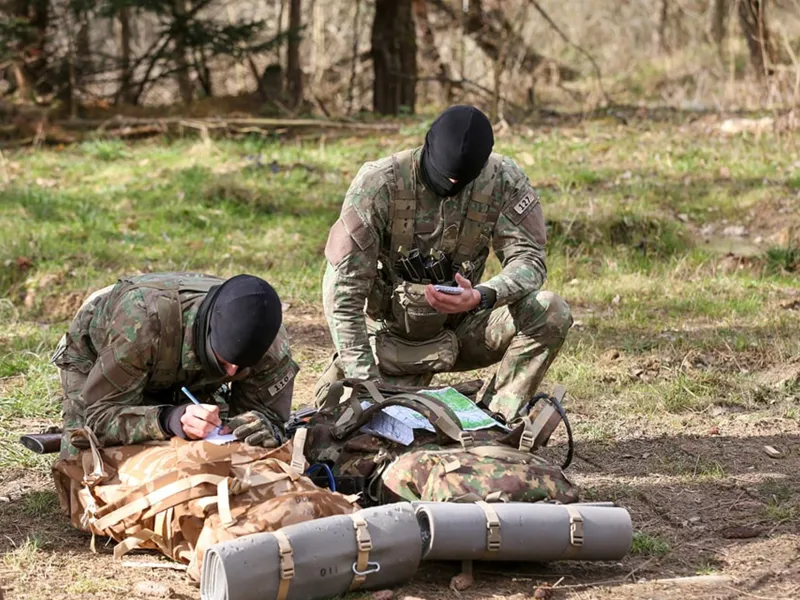 Ce salarii infime iau militarii români care își riscă viața învățând să folosească drone de război? foto: Facebook/MAPN