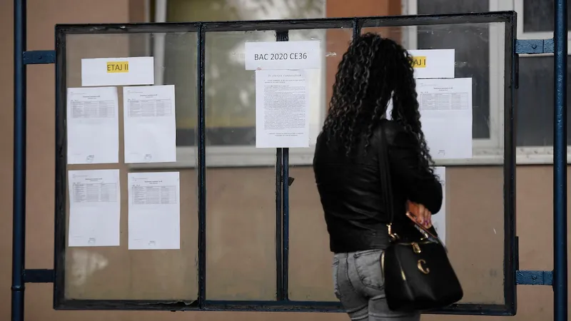 Anul acesta, pentru a susține examenul de bacalaureat s-au înscris 111.329 din promoţia curentă şi 15.125 din seriile anterioare - Foto: INQUAM PHOTOS/ Alex Nicodim