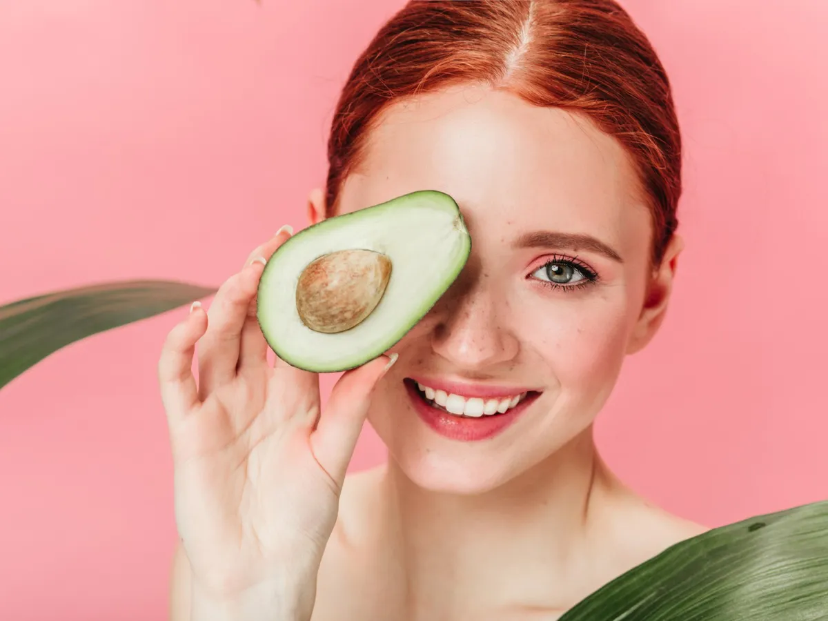 Cum păstrezi avocadoul verde mai mult timp? Metode simple care încetinesc înnegrirea după tăiere