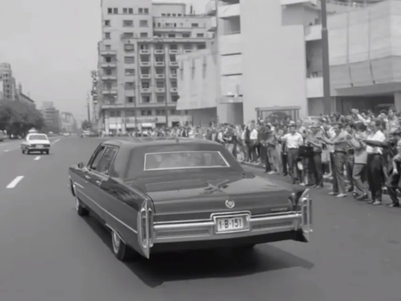 În București există doar 5 parcări subterane. Care a fost deschisă de Ceaușescu cu un Cadillac - Foto: captură video cineclic.ro