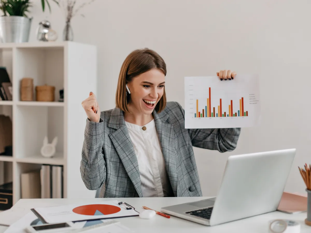 Femeie la birou - Foto: Freepik