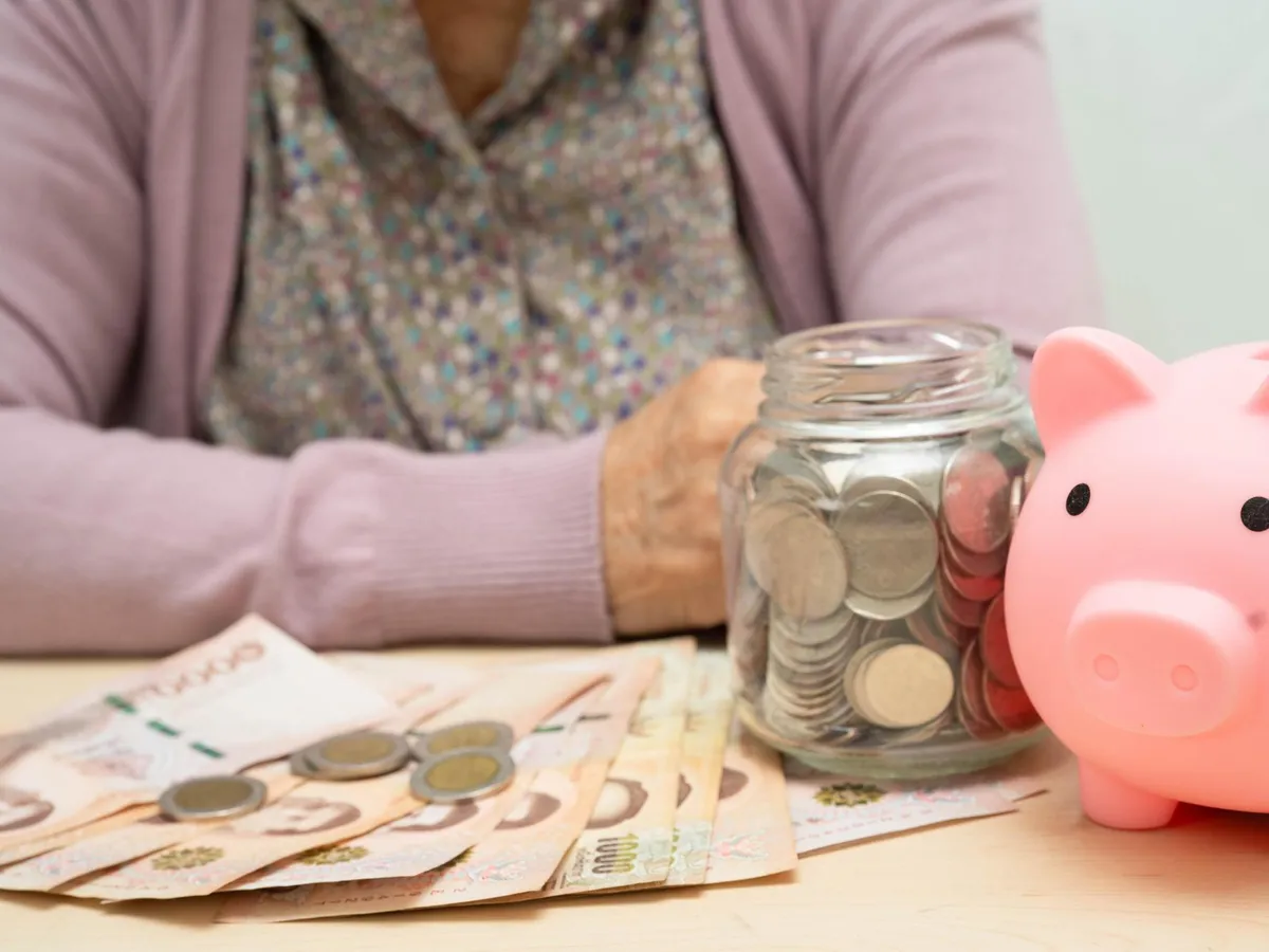 Pensionară îngrijorată la pensie - Foto: Freepik