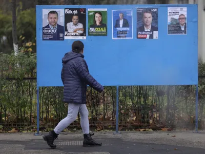 Panou cu afişe electorale prezentându-i pe candidaţii la funcţia de primar general - Foto: INQUAM PHOTOS/Octav Ganea