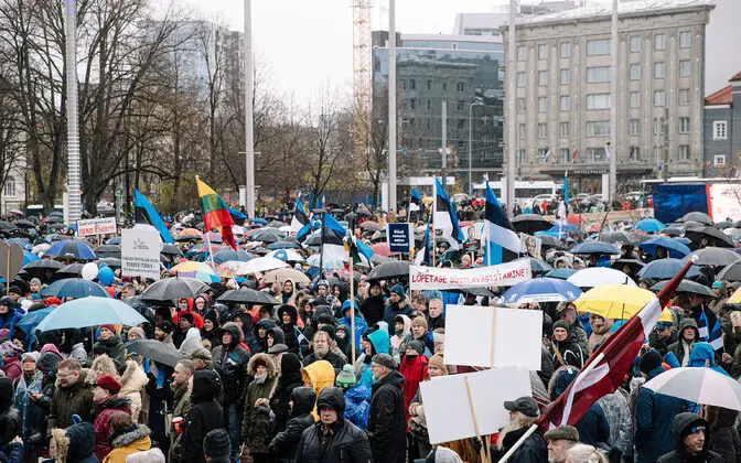 Mii de persoane au ieșit în stradă în Estonia împotriva reglementărilor anti-COVID-19. / Foto: news.err.ee