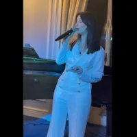 Spectacol la ICR Londra: Șefa Catinca Nistor cântă fals, violoncelistul interpretează o manea. - Foto: captură video
