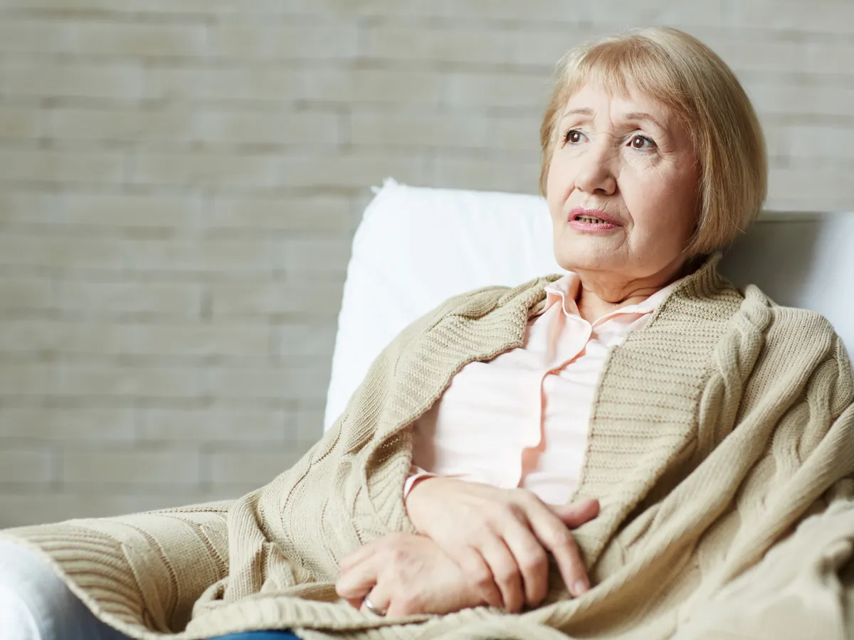 Pensionar aflat la pensie în casă - Foto: Freepik