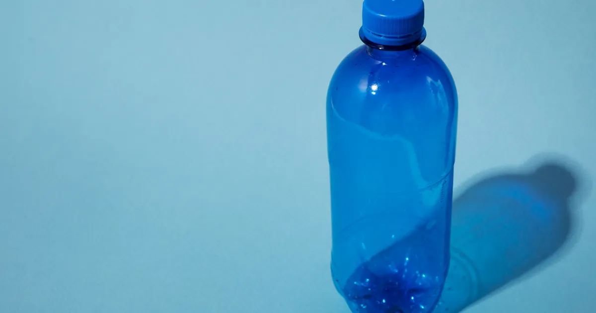 Noi schimbări la sticlele din plastic. Acestea vor fi mai subțiri și mai ușor de reciclat – Newsweek România