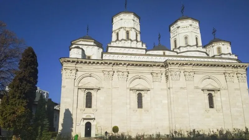 Propagandă antivaccinare cu cipuri și ADN modificat în pronaosul Mănăstirii Golia din Iași/FOTO: ziaruldeiasi.ro