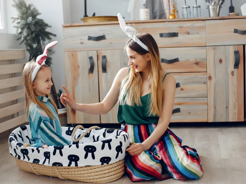 Familie se joacă fericită - Foto: Freepik