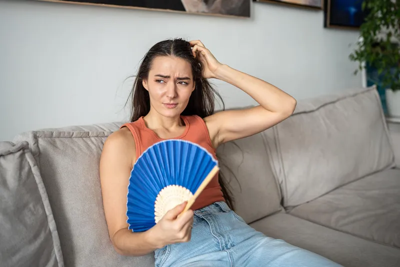Femeie care suferă din cauza căldurii - Foto: Magnific.com (Imagine cu rol ilustrativ)
