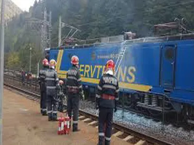 O locomotivă a luat foc în Sinaia. 120 de călători au fost evacuați de urgență Foto: Facebook/ISU Prahova