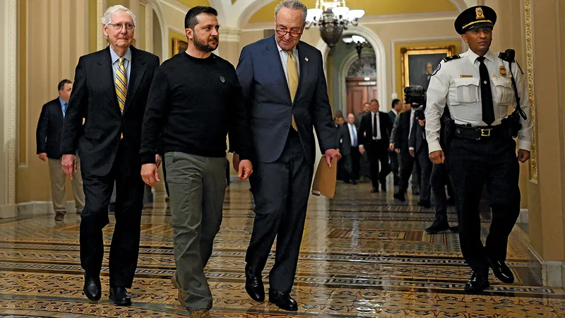 SUSȚINERE Președintele ucrainean Volodimir Zelenski, cu liderii Senatului SUA, Mitch McConnell, stânga, și Chuck Schumer, dreapta, la Washington, D.C., pe 12 decembrie 2023