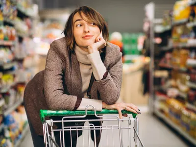 Femeie la magazin - Foto: Freepik (Imagine cu rol ilustrativ)