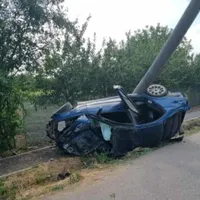 Un tânăr de 25 de ani a „cosit” un stâlp cu un BMW. Din mașină n-a rămas nimic, el a scăpat. / Foto: Info Trafic 24, Facebook