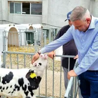 România, gest fără precedent. Cere demisia comisarului European pentru Agricultură. Care e motivul? - Foto: Facebook