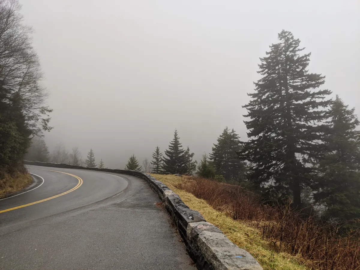 Ceață puternică reduce vizibilitatea pe drumuri și autostrăzi la sub 100 de metri. În ce județe?