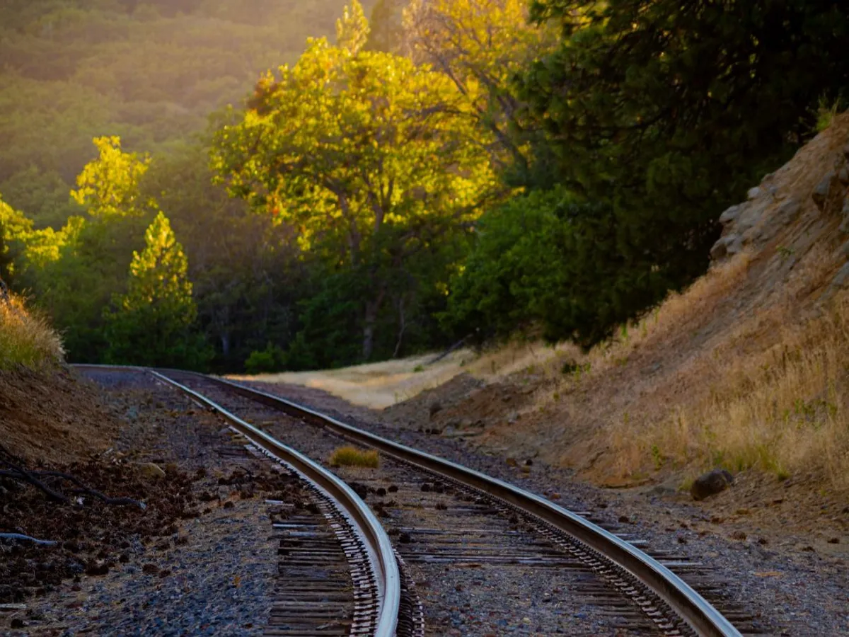 Cale ferată curbată în Ashland, Oregon, Statele Unite - Foto: Pexels/Hassan Pasha