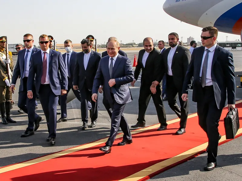 Putin, șchiop, cu o mână inertă, în Iran să cumpere drone/foto: profimedia