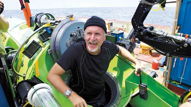 James Cameron iese din Deepsea Challenger după o scufundare